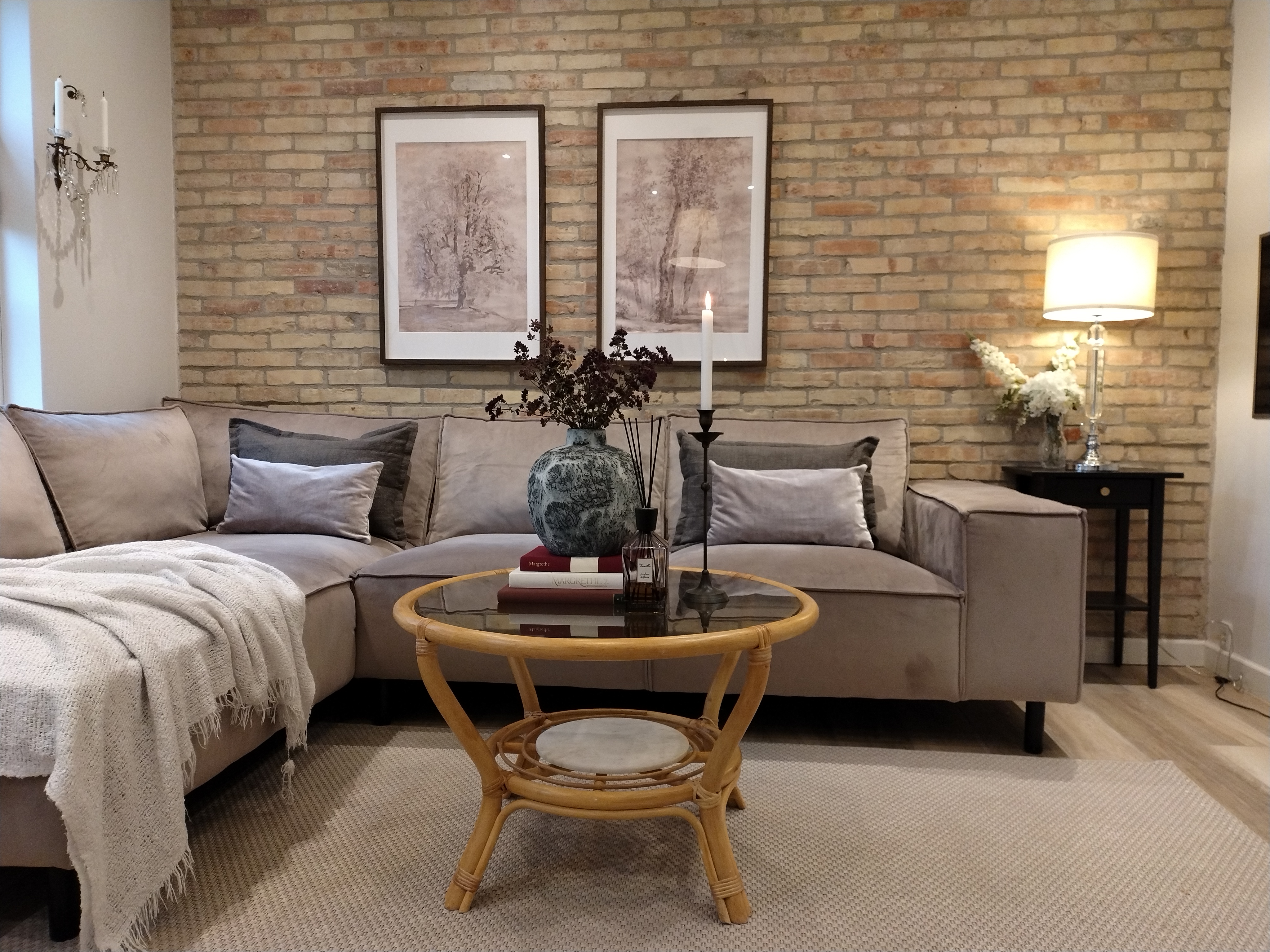 Nordisk elegance med vintage detaljer og varme naturtoner